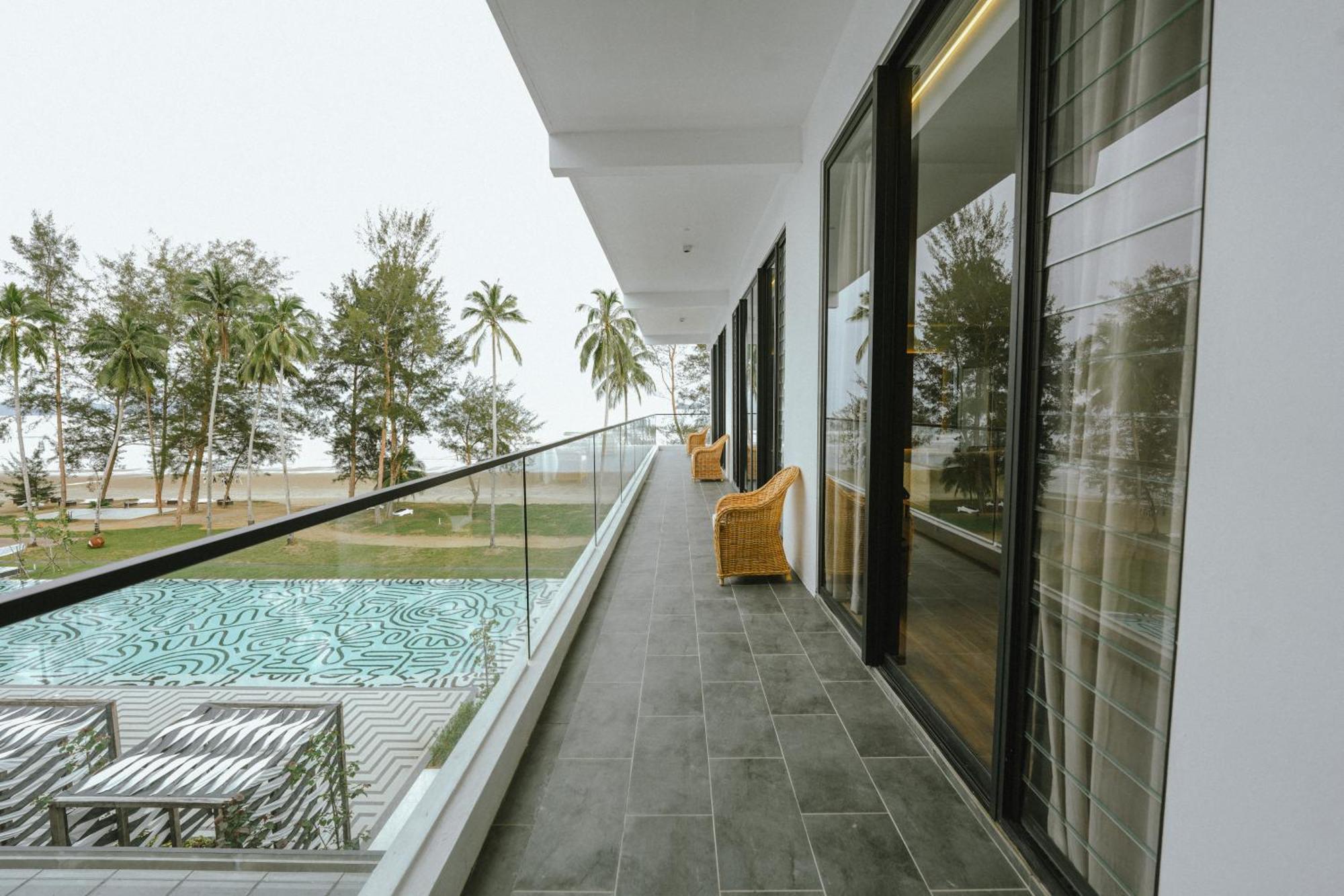 Roxy Beach Resort Sematan Exterior photo