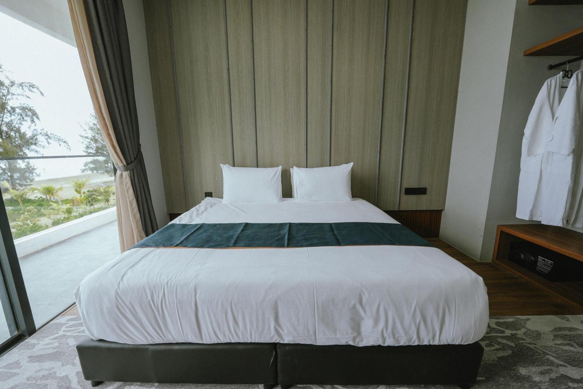 Roxy Beach Resort Sematan Exterior photo