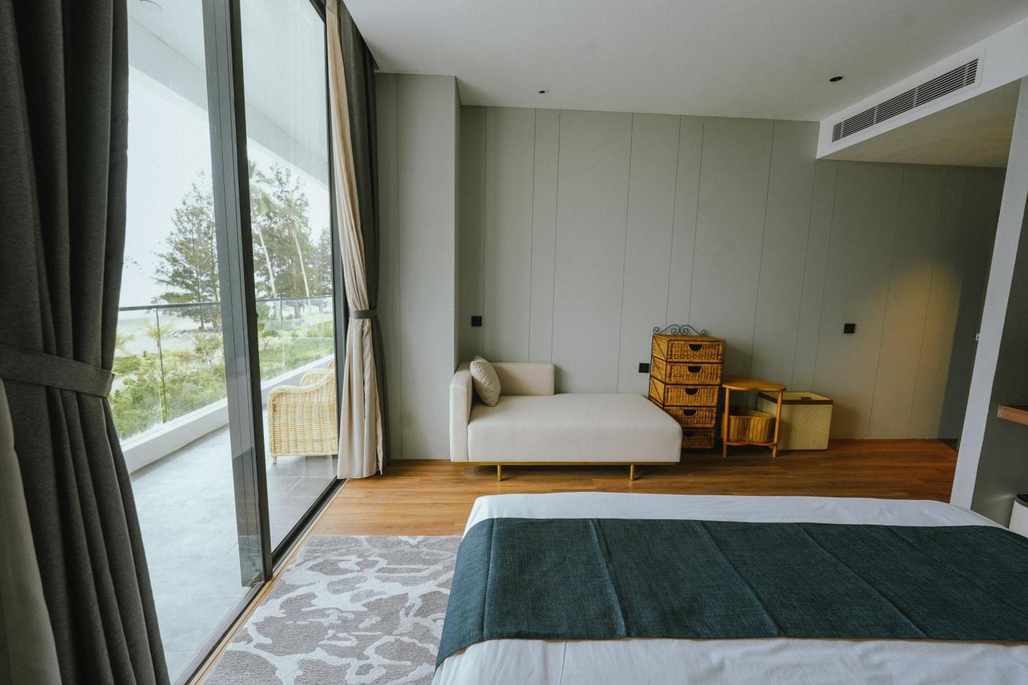 Roxy Beach Resort Sematan Exterior photo