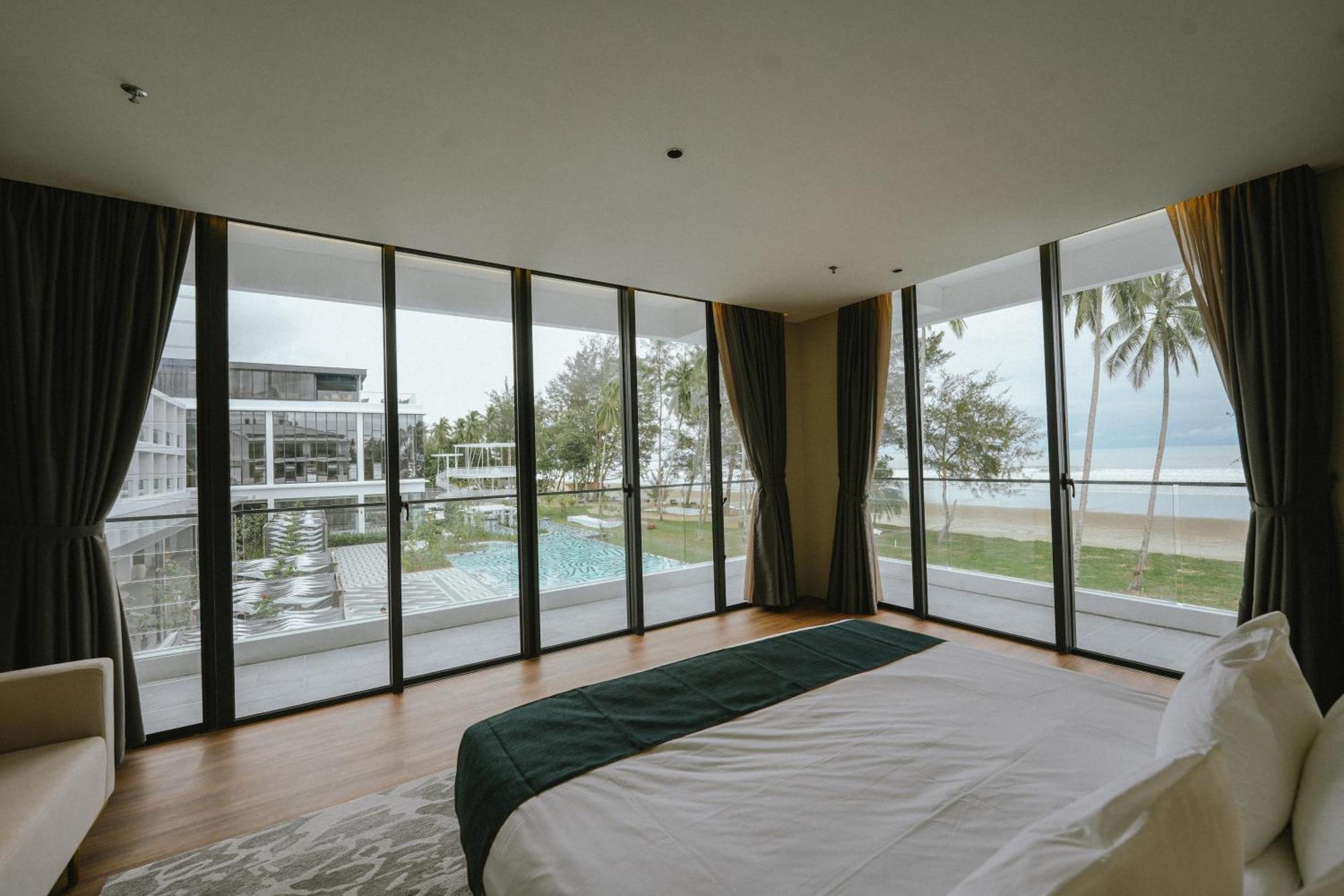 Roxy Beach Resort Sematan Exterior photo