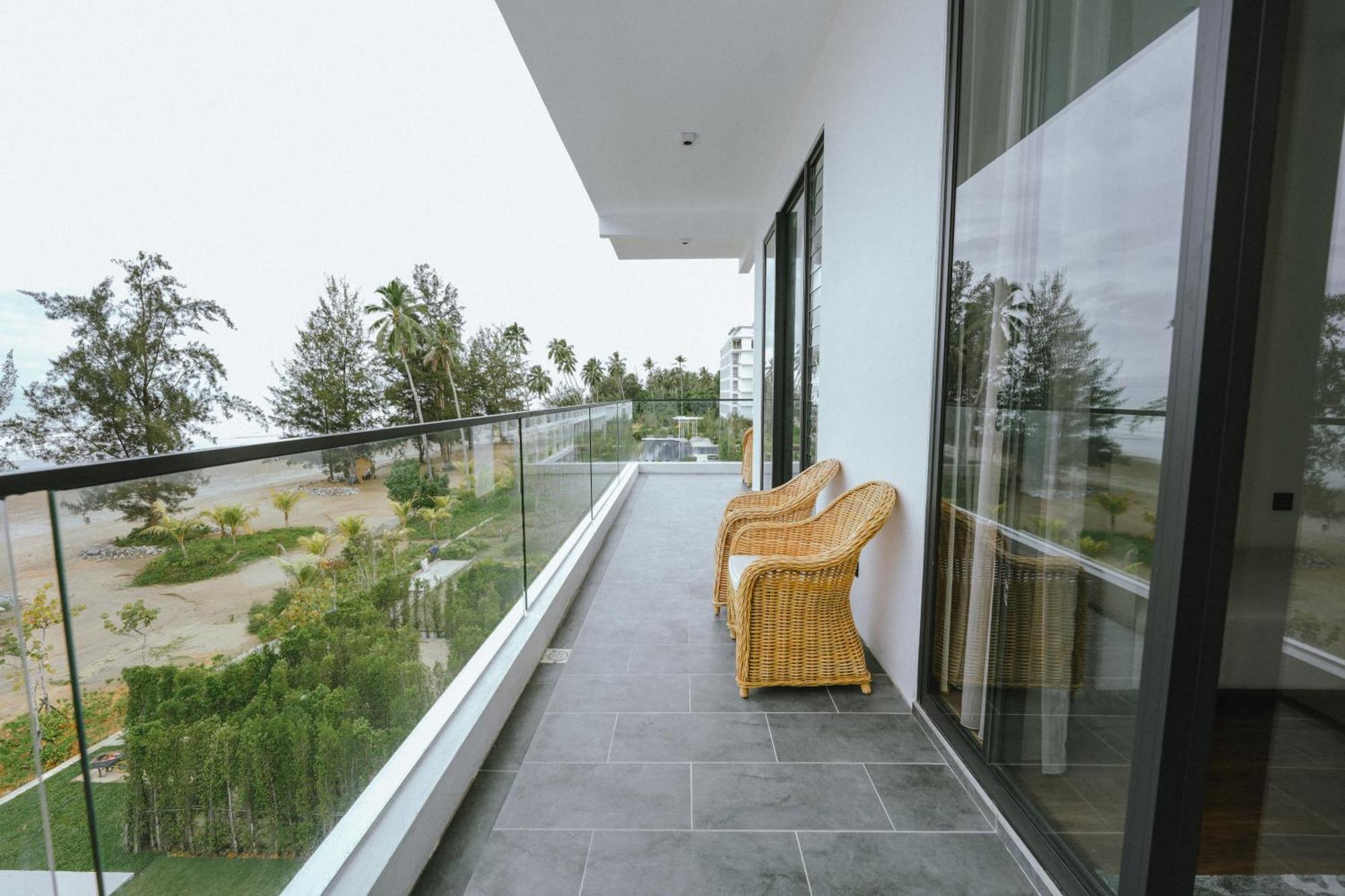 Roxy Beach Resort Sematan Exterior photo