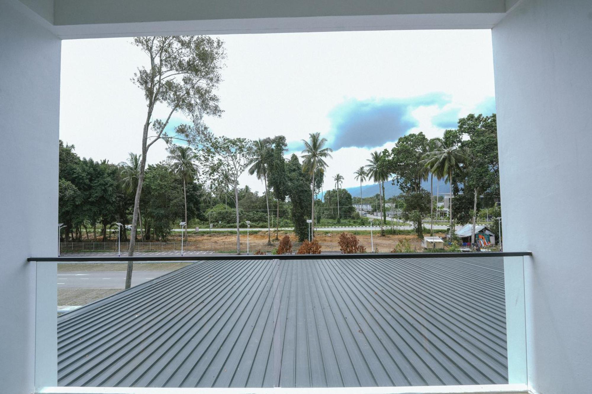 Roxy Beach Resort Sematan Exterior photo